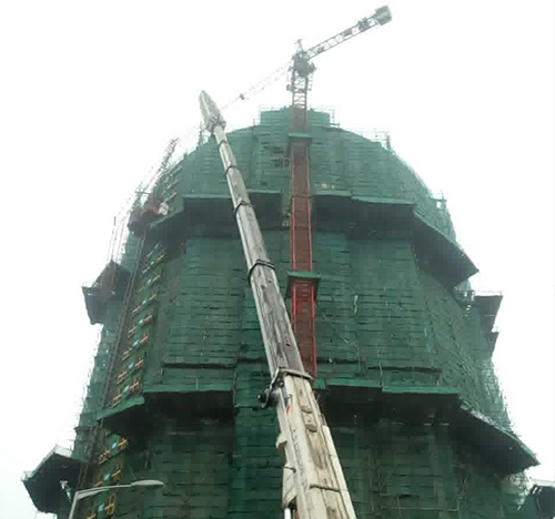 桥西吊车在工地上作业